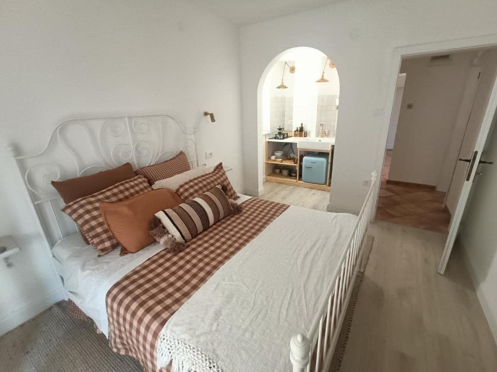 Deluxe Studio Apartment with Hot Tub at Casa Valsecca in Krk - gallery image 3
