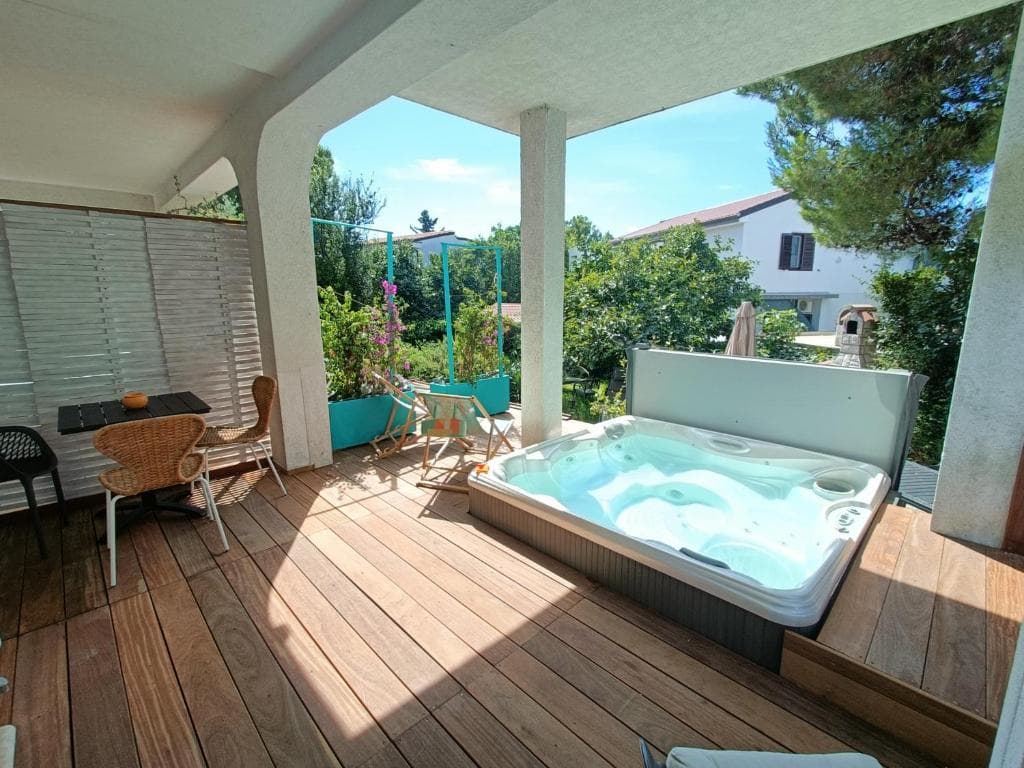 Deluxe Studio Apartment with Hot Tub at Casa Valsecca in Krk - gallery image 4